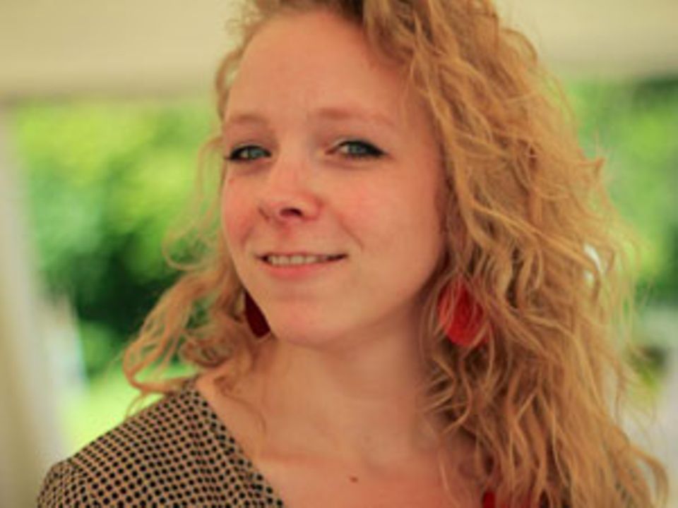 Sabine Drotbohm, 32, wohnt in Dresden und pendelte sechs Jahre als PR-Beraterin täglich im Rhein-Main Gebiet. Bis das Leben, das sie führen wollte, doch zu weit weg war. Sie kündigte den Job und das Pendeln und ist nun freie Texterin und PR-Referentin. Texte von ihr sind in ihrem Blog "Wortstube" zu finden. Sabine Drotbohm, 32, wohnt in Dresden und pendelte sechs Jahre als PR-Beraterin täglich im Rhein-Main Gebiet. Bis das Leben, das sie führen wollte, doch zu weit weg war. Sie kündigte den Job und das Pendeln und ist nun freie Texterin und PR-Referentin. Texte von ihr sind in ihrem Blog "Wortstube" zu finden.