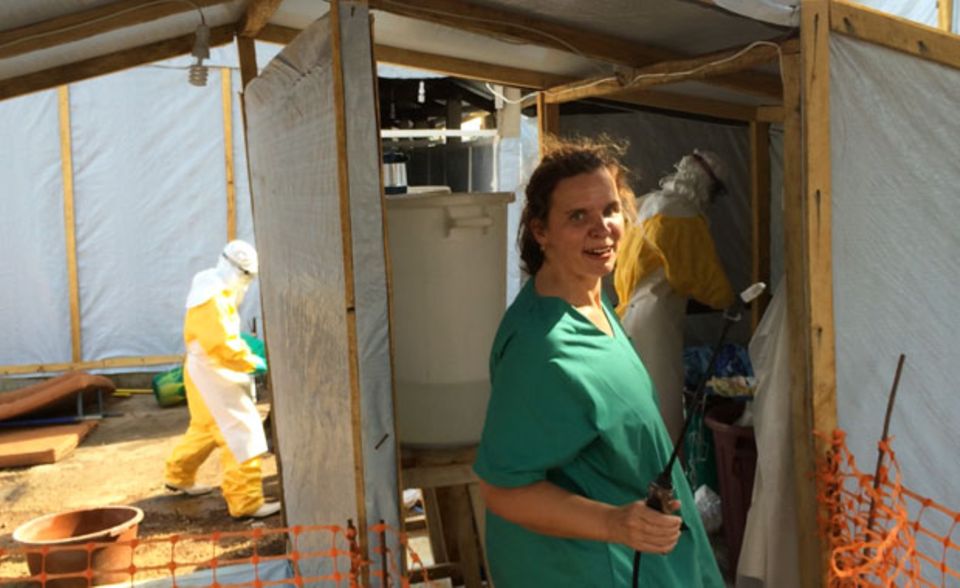 Anja Wolz bei der Arbeit im Behandlungszentrum in Sierra Leone von "Ärzte ohne Grenzen"