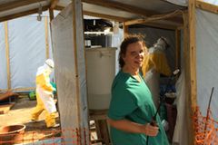 Anja Wolz bei der Arbeit im Behandlungszentrum in Sierra Leone von "Ärzte ohne Grenzen" Anja Wolz bei der Arbeit im Behandlungszentrum in Sierra Leone von "Ärzte ohne Grenzen"