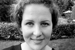 Sandra Gollackner-Sellami, 33, hat, nach einer Schneiderlehre und unterschiedlichen Stationen in der Modebranche in London und Amsterdam, Modedesign studiert. Nach dem Studium hat sie für JOOP! und Annette Görtz gearbeitet. Momentan lebt sie in Hamburg und arbeitet als Freelance Designerin, Retailerin und Mitinhaberin der east4west-fashion agency. Sandra Gollackner-Sellami, 33, hat, nach einer Schneiderlehre und unterschiedlichen Stationen in der Modebranche in London und Amsterdam, Modedesign studiert. Nach dem Studium hat sie für JOOP! und Annette Görtz gearbeitet. Momentan lebt sie in Hamburg und arbeitet als Freelance Designerin, Retailerin und Mitinhaberin der east4west-fashion agency.