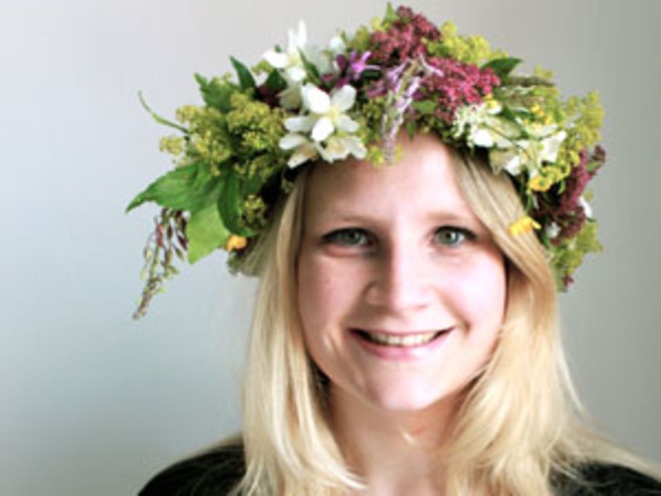 Lisa Weilberg (26) studiert und lebt in Göteborg in Schweden. Die Kommunikationsstudentin gehört zu den Kreativen – sie zeichnet, dichtet, schreibt Geschichten und Artikel, spielt Saxophon und singt zudem in einer Band. Kunst ist ihr genauso wichtig wie ein ausgefallener Modestil – zu ihren Favoriten gehören Prints aller Art, Hüte und auffällige Brillen. Kurzum: Sie liebt es sich auszudrücken und das jeden Tag auf mindestens drei Sprachen.