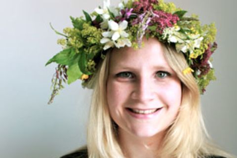 Lisa Weilberg (26) studiert und lebt in Göteborg in Schweden. Die Kommunikationsstudentin gehört zu den Kreativen – sie zeichnet, dichtet, schreibt Geschichten und Artikel, spielt Saxophon und singt zudem in einer Band. Kunst ist ihr genauso wichtig wie ein ausgefallener Modestil – zu ihren Favoriten gehören Prints aller Art, Hüte und auffällige Brillen. Kurzum: Sie liebt es sich auszudrücken und das jeden Tag auf mindestens drei Sprachen.