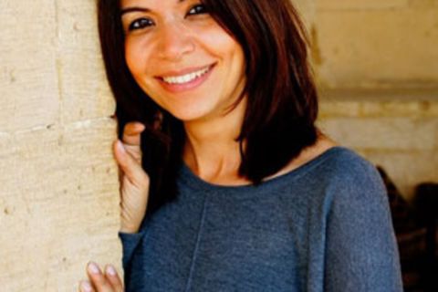 Rascha El Sheakh ist Ägypterin und lebt mit ihren beiden Töchtern in Kairo. Sie arbeitet an der Deutschen Evangelischen Oberschule (DEO) als Lehrerin. Seit Februar 2013 ist sie zertifizierte Geschichten-und Märchenerzählerin – eine ihrer großen Leidenschaften. Ihr Erzählmotto lautet: Kindern erzählt man Geschichten zum Einschlafen, Erwachsenen zum Wachwerden.