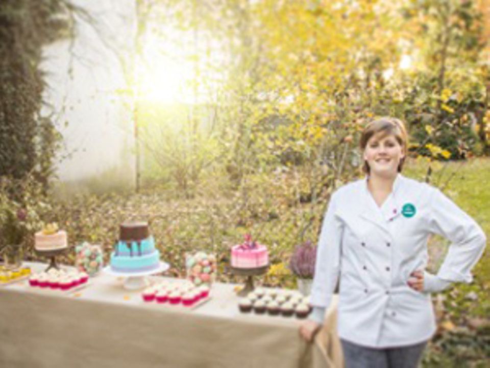 Kathleen König hat vor zwei Jahren aus ihrer Leidenschaft ein Geschäft gemacht: Nach diversen Jobs in Bäckereien hat sie ihr Studium an den Nagel gehängt – und 2012 königlich süß gegründet. Als Caterer zaubert sie seither für jeden Anlass „eine Landschaft aus süßen Träumen, von der Torte über Cupcakes bis hin zu Desserts, Mottokuchen und Konfekt. Kathleen König hat vor zwei Jahren aus ihrer Leidenschaft ein Geschäft gemacht: Nach diversen Jobs in Bäckereien hat sie ihr Studium an den Nagel gehängt – und 2012 königlich süß gegründet. Als Caterer zaubert sie seither für jeden Anlass „eine Landschaft aus süßen Träumen, von der Torte über Cupcakes bis hin zu Desserts, Mottokuchen und Konfekt.