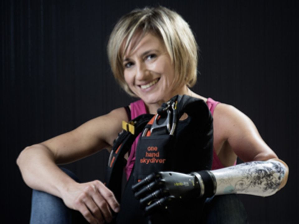 Claudia Breidbach wurde 1970 mit einer Dysmelie am linken Arm geboren, das heißt, ihr fehlt der linke Unterarm. Sie lebt als Diplom-Architektin in Koblenz und hat mit ihrem Fallschirmsprung-Team KARMA an den offiziellen Deutschen Meisterschaften teilgenommen.