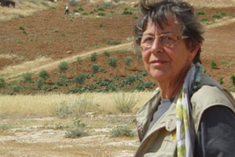Barbara Thiel ist IT-Ingenieurin und jetzt im Ruhestand. Im Moment ist sie als ökumenische Begleiterin (Ecumenical Accompanier, kurz: EA) im Ökumenischen Begleitprogramm in Palästina und Israel des Weltkirchenrates eingesetzt und lebt für drei Monate zusammen mit drei weiteren EA in Yatta im Süden der besetzten palästinensischen Gebiete.