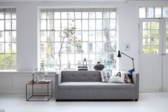 Das Sofa ist immer der Hauptdarsteller im Wohnzimmer. Bodentiefe Modelle brauchen allerdings ein großzügiges Ambiente. Das Sofa ist immer der Hauptdarsteller im Wohnzimmer. Bodentiefe Modelle brauchen allerdings ein großzügiges Ambiente.
