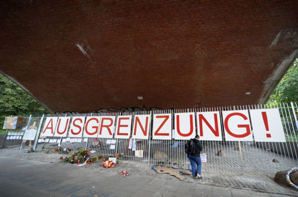 Zaun unter einer Brücke in Hamburg-Mitte, die Obdachlose als Schlafplatz nutzten Zaun unter einer Brücke in Hamburg-Mitte, die Obdachlose als Schlafplatz nutzten