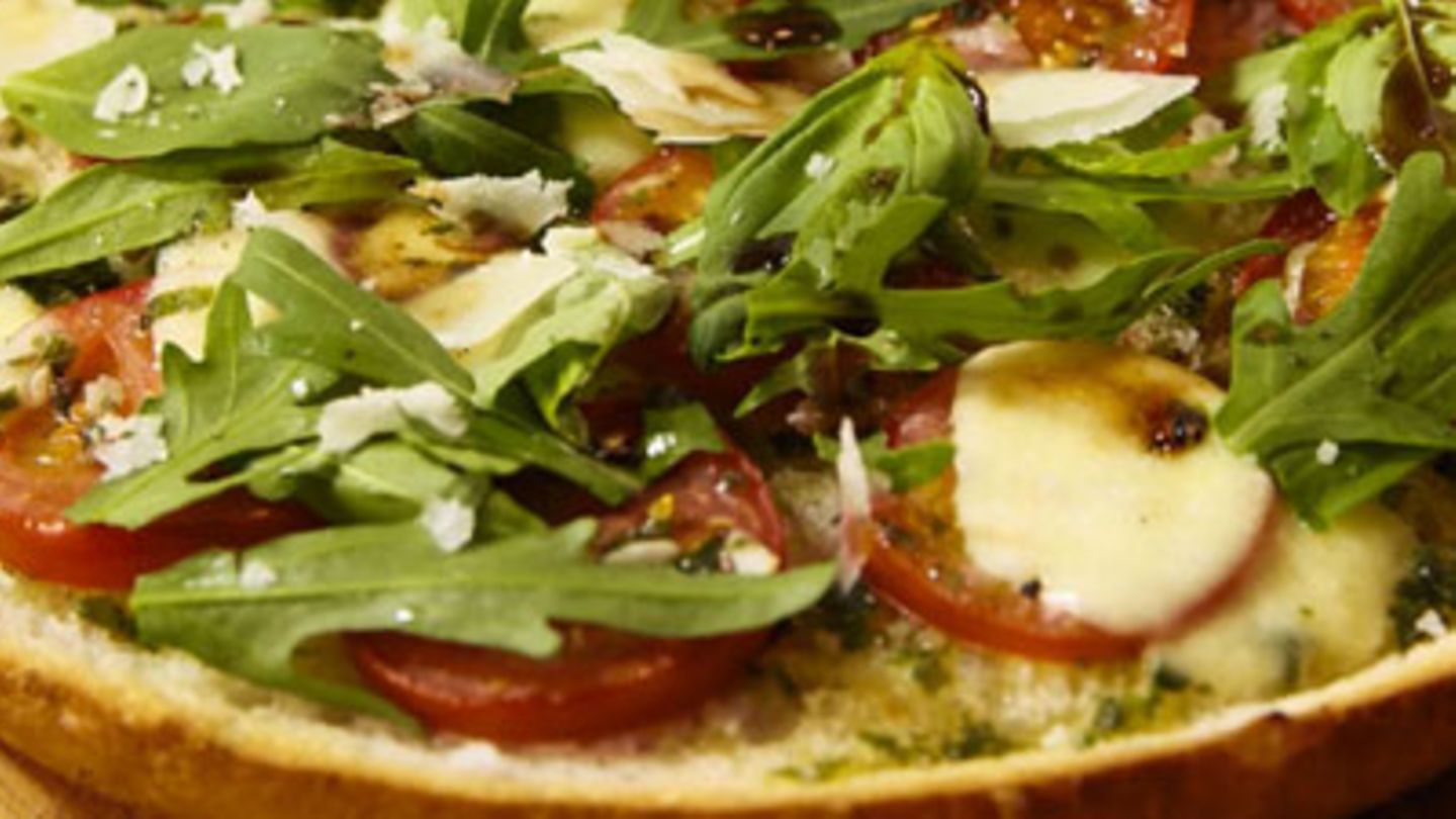 Einfach lecker: Ganz einfach Pizza backen - mit Fladenbrot | BRIGITTE.de
