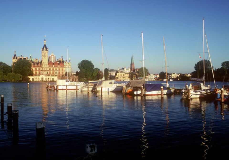 Am Schweriner See thront auch das Schloss