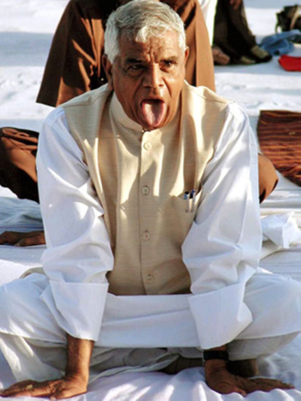 Politiker Babulal Gaur von der Bharatiya-Janata-Partei, der hier an einer öffentlichen Yoga-Zeremonie teilnimmt