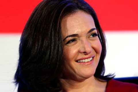 Sheryl Sandberg, 43, hat zwei Kinder, ist Geschäftsführerin von Facebook und eine der reichsten Frauen der Welt.