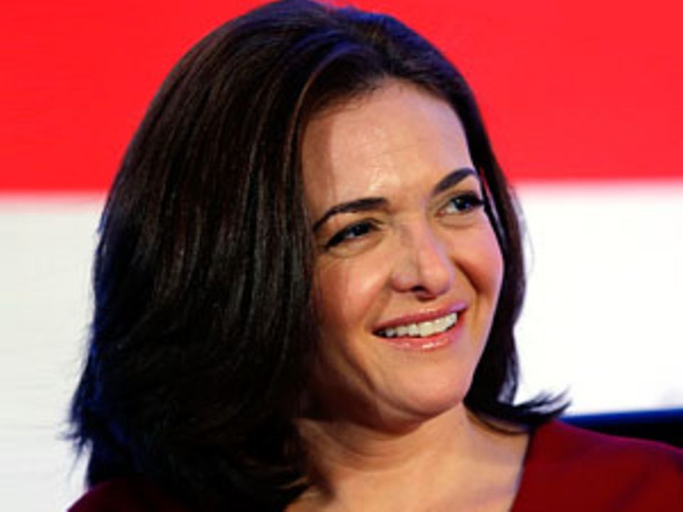 Sheryl Sandberg, 43, hat zwei Kinder, ist Geschäftsführerin von Facebook und eine der reichsten Frauen der Welt. Sheryl Sandberg, 43, hat zwei Kinder, ist Geschäftsführerin von Facebook und eine der reichsten Frauen der Welt.
