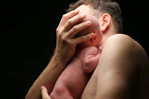 Vater stirbt mit seinem neugeborenen Baby im Arm