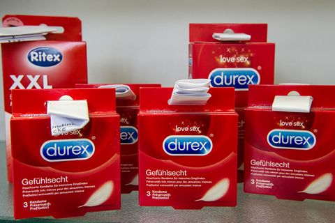 Apotheker steckt Zettel in Kondom-Packungen - mit einer unglaublichen Botschaft..
