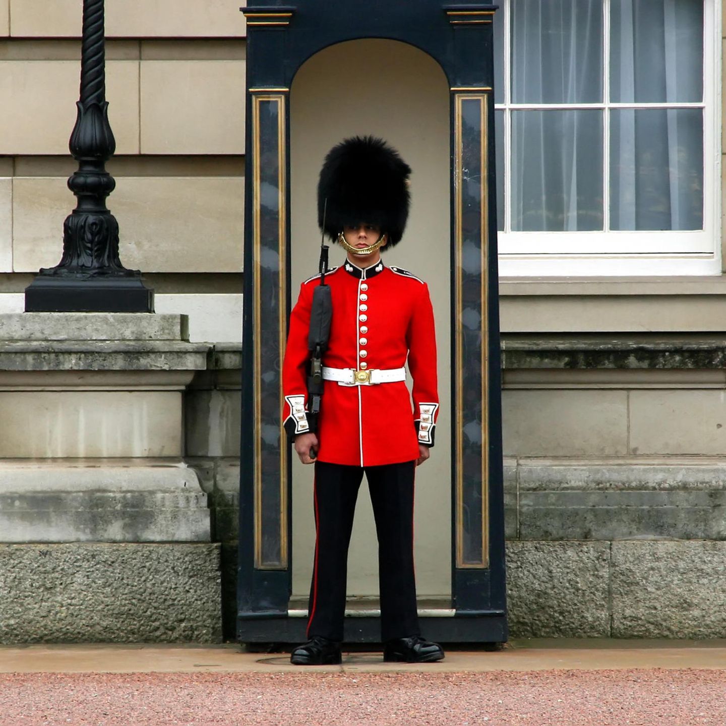 Collection 100 Pictures Why Do Buckingham Palace Guards Wear Big Hats Stunning 102023