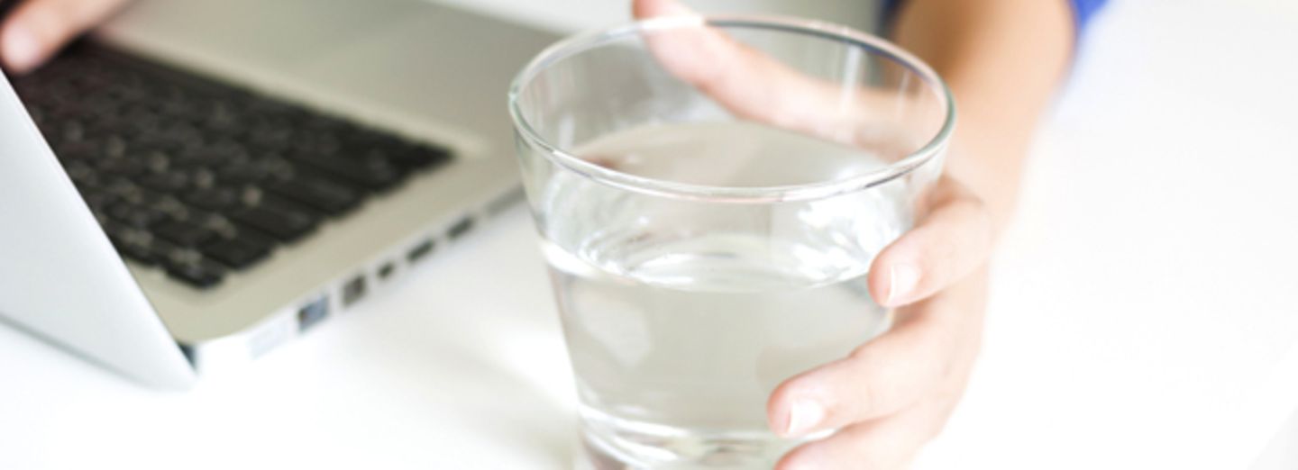 8 Warnsignale, dass ihr zu wenig Wasser trinkt