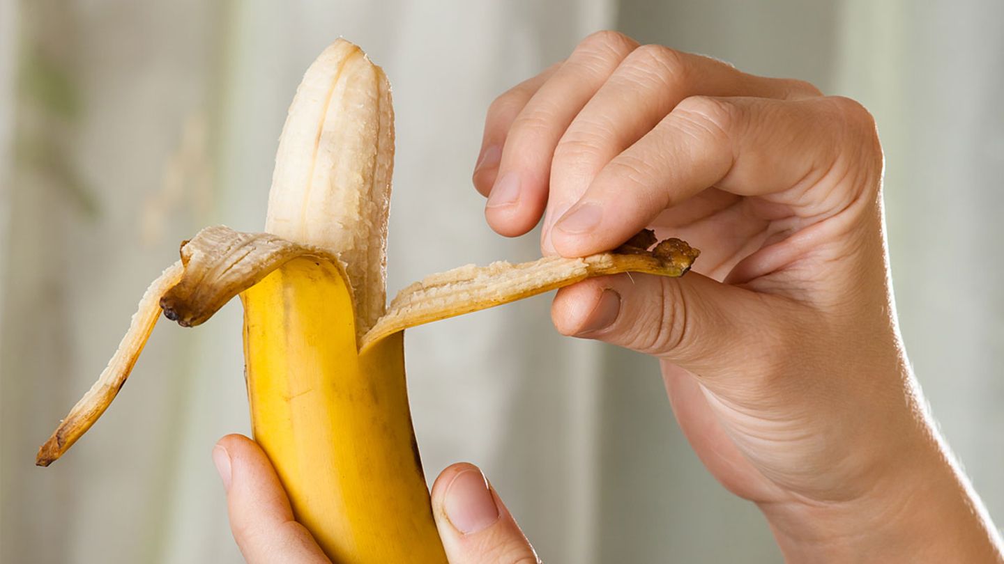 Geht viel besser: Bananen richtig schälen - so machen es die Affen ...