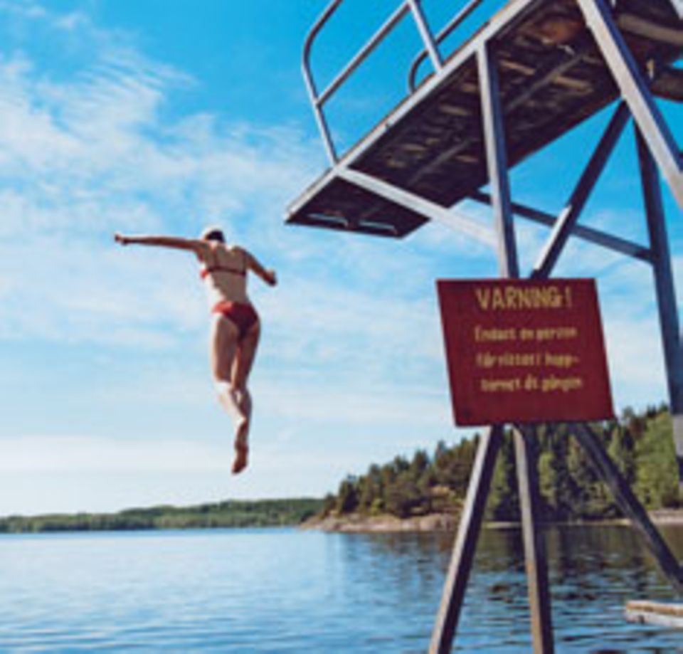 Tapfer springen: Immerhin ist der Södra-Bullaresjön-See gerade mal 18 Grad "warm". Tapfer springen: Immerhin ist der Södra-Bullaresjön-See gerade mal 18 Grad "warm".