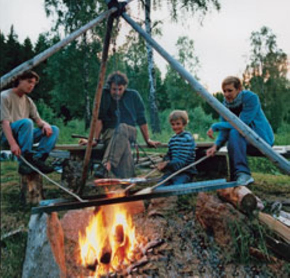 Lange aufbleiben: Stockbrot und Gruselgeschichten am Lagerfeuer. Lange aufbleiben: Stockbrot und Gruselgeschichten am Lagerfeuer.