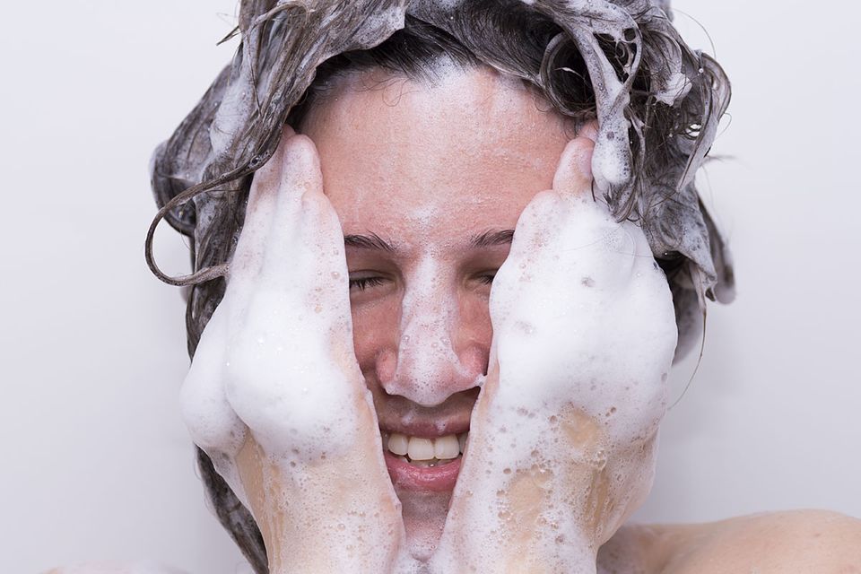 Weniger duschen: Frau unter Dusche