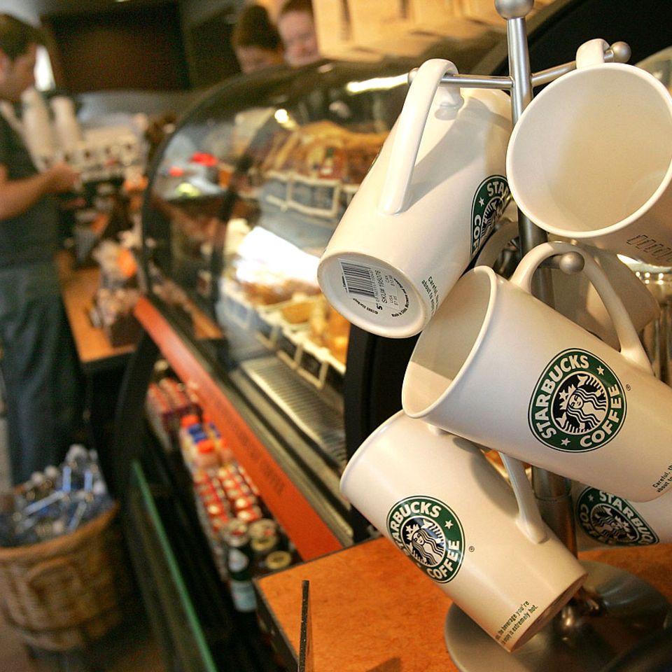 Starbucks-Mitarbeiterin lernt extra für gehörlosen Stammgast Gebärdensprache