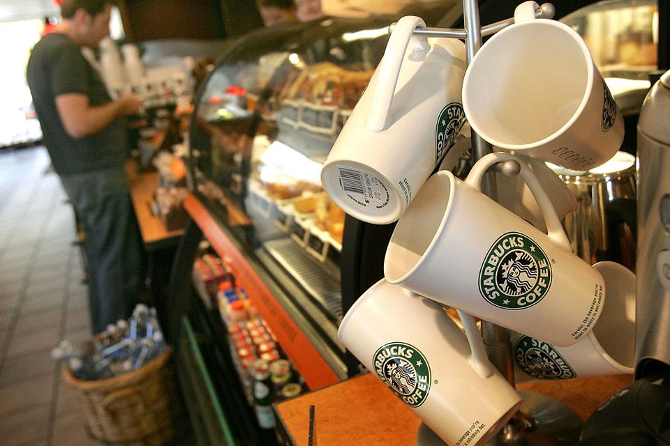 Starbucks-Mitarbeiterin lernt extra für gehörlosen Stammgast Gebärdensprache