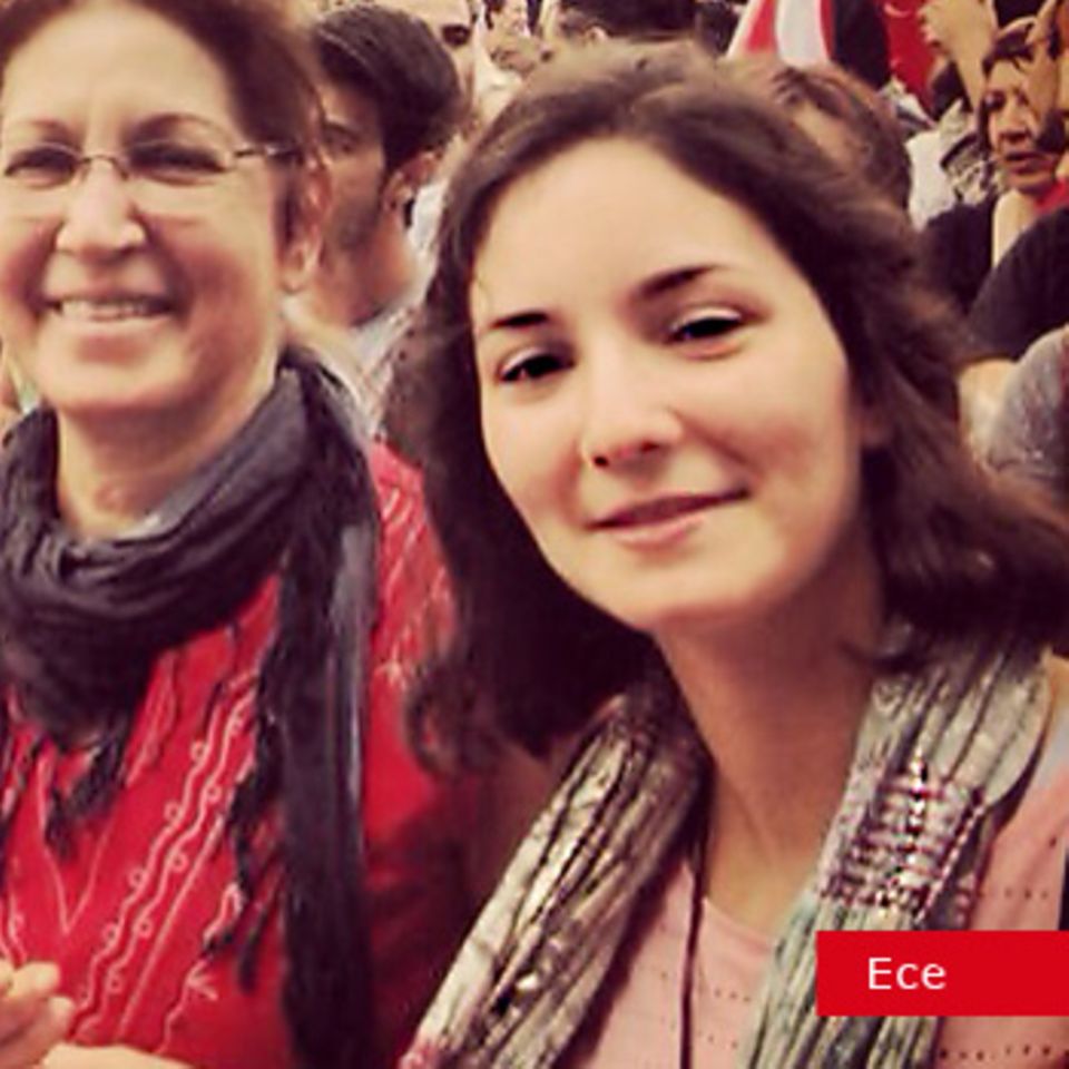 Ece mit ihrer Mutter im Gezi Park