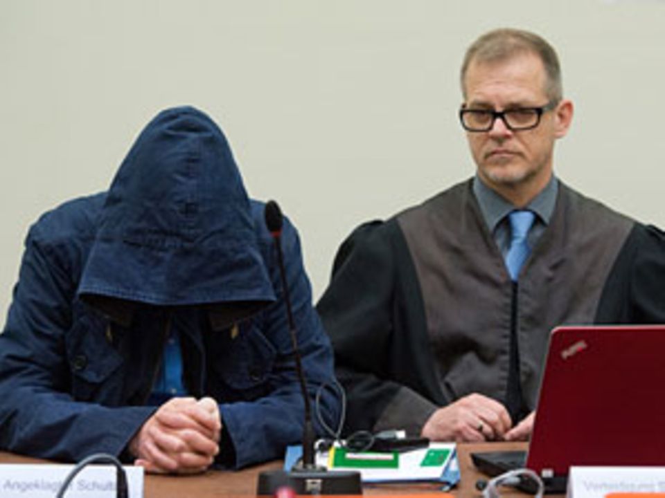 Hält sich bedeckt: Carsten S. im Prozesssaal in München mit seinem Anwalt