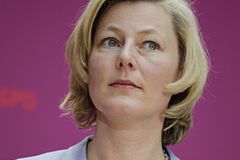 Prof. Gesche Joost: "Online-Dienste in die Pflicht nehmen" Prof. Gesche Joost: "Online-Dienste in die Pflicht nehmen"