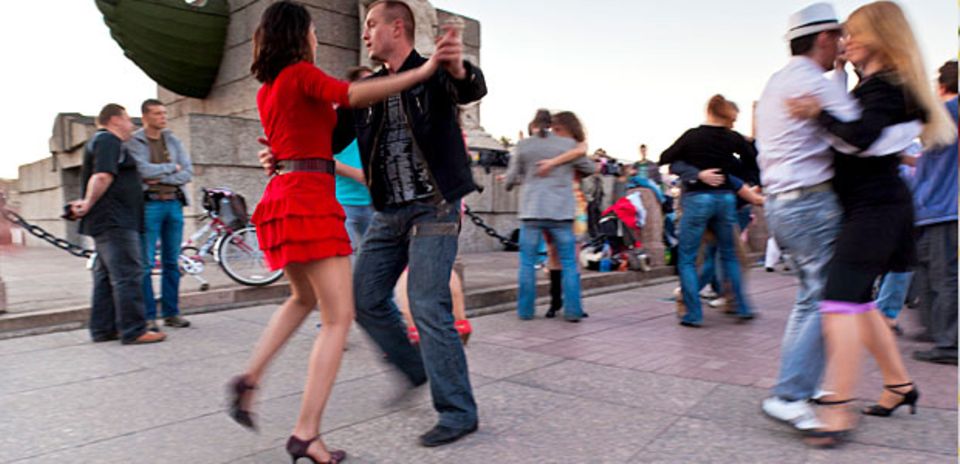 Nächte voller Licht und Leben - Spontanparty auf dem Birzhevaya-Platz. Nächte voller Licht und Leben - Spontanparty auf dem Birzhevaya-Platz.