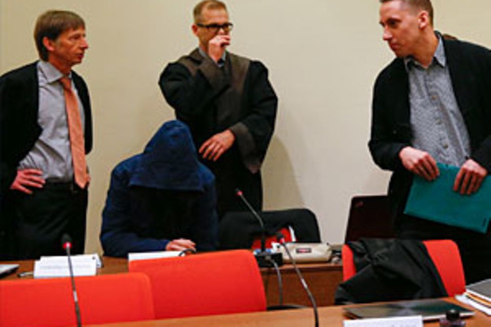 Carsten S. (mit Kapuze) ist einer der Angeklagten im NSU-Prozess
