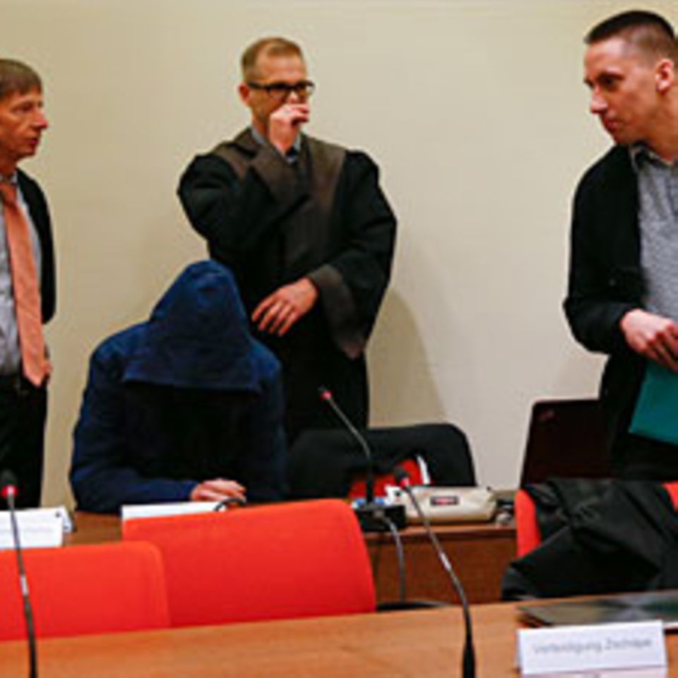Carsten S. (mit Kapuze) ist einer der Angeklagten im NSU-Prozess