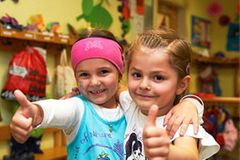 Ist die frühe Betreuung in Krippen schlecht für unsere Kinder? Das fragen sich viele Eltern. Kinderarzt Remo Largo sagt: nein. Allerdings muss die Qualität der Betreuung stimmen. Ist die frühe Betreuung in Krippen schlecht für unsere Kinder? Das fragen sich viele Eltern. Kinderarzt Remo Largo sagt: nein. Allerdings muss die Qualität der Betreuung stimmen.