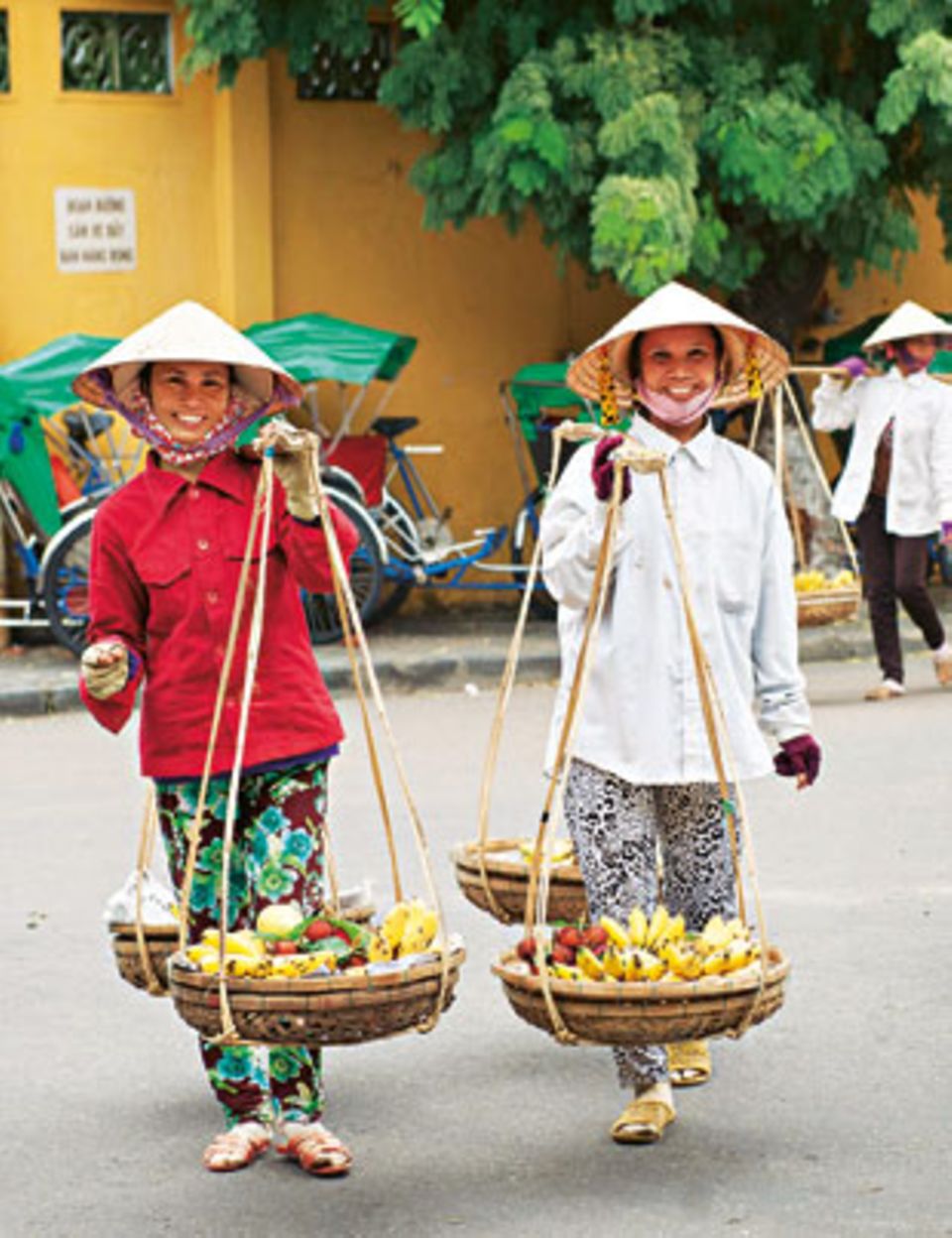 Wellness in Vietnam: Vitamine to go: Bei den Obsthändlerinnen von Hoi An kauft man Bananen und Mangos im Vorbeigehen.