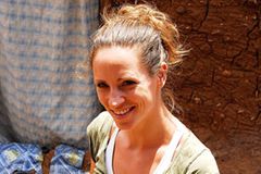 Ella von Bargen, 37, ist Mutter von vier Kindern (11, 8, 5 und 3) und hat in ihrer "Prämutterzeit" einmal als Werbetexterin gearbeitet. Seit sieben Monaten versucht sie, sich nach einer aufregenden und spannenden Zeit an ein Leben in einer norddeutschen Kleinstadt zu gewöhnen. Nicht so einfach, wenn die Abenteuerlust in einem brodelt... Michaela von Bargen, 37, ist Mutter von vier Kindern (11, 8, 5 und 3) und hat in ihrer "Prämutterzeit" einmal als Werbetexterin gearbeitet. Seit sieben Monaten versucht sie, sich nach einer aufregenden und spannenden Zeit an ein Leben in einer norddeutschen Kleinstadt zu gewöhnen. Nicht so einfach, wenn die Abenteuerlust in einem brodelt...