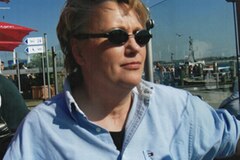 Katrin Dzuballe arbeitet heute als psychoanalytische Kunsttherapeutin. Sie ist verheiratet und hat zwei erwachsene Söhne. Ihre Vorliebe zum künstlerischen Ausdruck entwickelte sich nach ihrer Erkrankung und ist seitdem aus ihrem Leben nicht mehr wegzudenken. Katrin Dzuballe arbeitet heute als psychoanalytische Kunsttherapeutin. Sie ist verheiratet und hat zwei erwachsene Söhne. Ihre Vorliebe zum künstlerischen Ausdruck entwickelte sich nach ihrer Erkrankung und ist seitdem aus ihrem Leben nicht mehr wegzudenken.