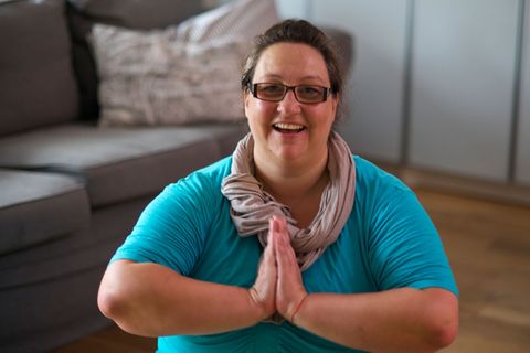 Anja Liedtke ist PR-Managerin, aber ihr Herz schlägt für BigYoga. Selbst übergewichtig, begleitet die Yogalehrerin mollige Menschen auf ihrem Weg zu mehr Ruhe und Achtsamkeit. Über ihre Erlebnisse aus der Plus-Size- und Yoga-Welt schreibt sie auf ihrer Website www.big-yoga.com.
