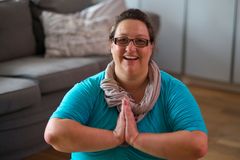Anja Liedtke ist PR-Managerin, aber ihr Herz schlägt für BigYoga. Selbst übergewichtig, begleitet die Yogalehrerin mollige Menschen auf ihrem Weg zu mehr Ruhe und Achtsamkeit. Über ihre Erlebnisse aus der Plus-Size- und Yoga-Welt schreibt sie auf ihrer Website www.big-yoga.com. Anja Liedtke ist PR-Managerin, aber ihr Herz schlägt für BigYoga. Selbst übergewichtig, begleitet die Yogalehrerin mollige Menschen auf ihrem Weg zu mehr Ruhe und Achtsamkeit. Über ihre Erlebnisse aus der Plus-Size- und Yoga-Welt schreibt sie auf ihrer Website www.big-yoga.com.