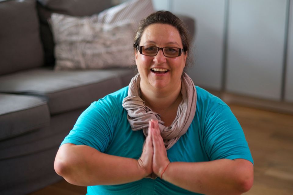 Anja Liedtke ist PR-Managerin, aber ihr Herz schlägt für BigYoga. Selbst übergewichtig, begleitet die Yogalehrerin mollige Menschen auf ihrem Weg zu mehr Ruhe und Achtsamkeit. Über ihre Erlebnisse aus der Plus-Size- und Yoga-Welt schreibt sie auf ihrer Website www.big-yoga.com.