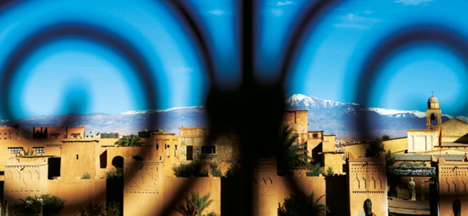 Blick über den Wüstenort Merzouga mit seinen Lehmbauten Blick über den Wüstenort Merzouga mit seinen Lehmbauten