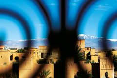 Blick über den Wüstenort Merzouga mit seinen Lehmbauten Blick über den Wüstenort Merzouga mit seinen Lehmbauten