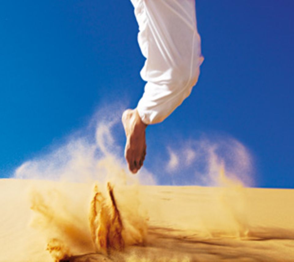 Reiseleiter M'Barek lässt den Sand spritzen. Reiseleiter M'Barek lässt den Sand spritzen.