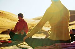 Meditation und bewusstes Atmen gehören zum Yoga. Meditation und bewusstes Atmen gehören zum Yoga.