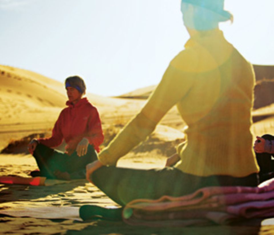 Meditation und bewusstes Atmen gehören zum Yoga. Meditation und bewusstes Atmen gehören zum Yoga.
