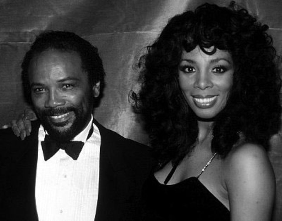 Donna Summer mit ihrem Produzenten Quincy Jones im Savoy Theater in New York City (Januar 1983) Donna Summer mit ihrem Produzenten Quincy Jones im Savoy Theater in New York City (Januar 1983)