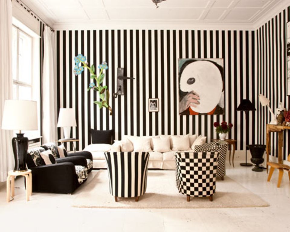 Zufluchtsort: Das schwarz-weiße Wohnzimmer von Künstlerin Elvira Bach