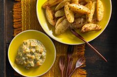 Kartoffelspalten mit Kürbis-Senf-Dip Kartoffelspalten mit Kürbis-Senf-Dip