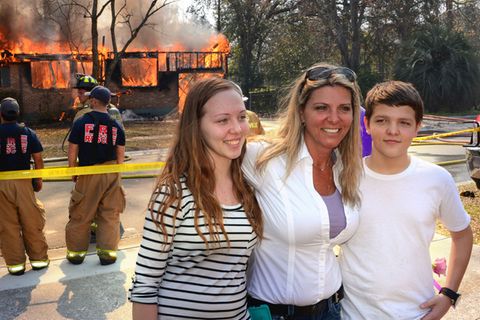 Video: Diese Mutter brennt das Haus des Mörders ihrer Tochter ab