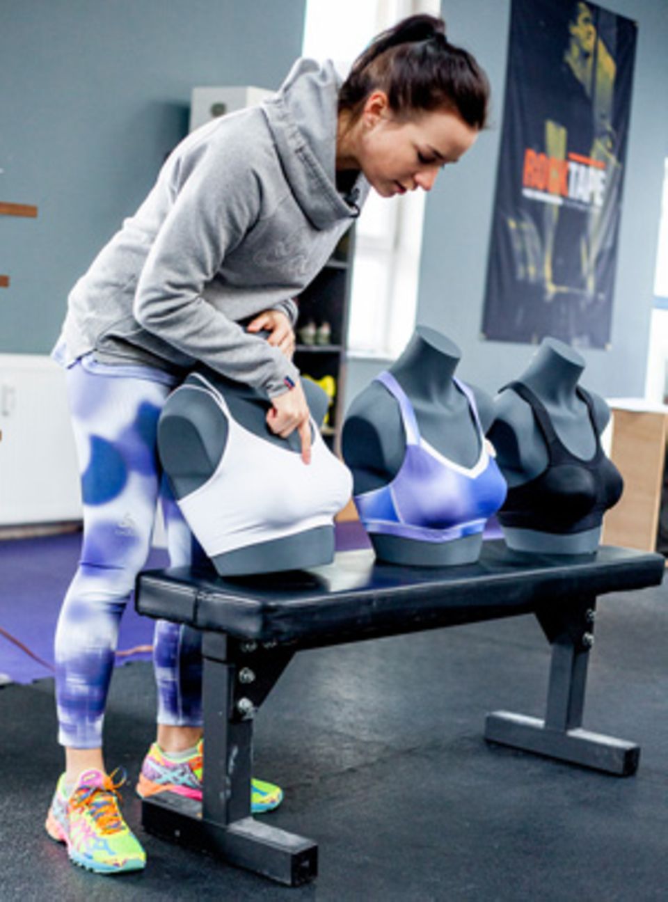 Eva Büsel, Produktmanagerin bei Odlo, hat die neuen Sport-BH-Modelle mitentwickelt. Je nach Brustgröße und Trainingsintensität geben sie unterschiedlich starken Halt.
